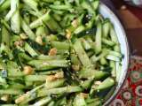 Artikel: Wir können nicht aufhören, ihn zu essen: Dieser ultrafrische Gurkensalat ist zu unserer momentanen Obsession geworden