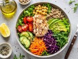 Artikel: Die Zutaten, die Ihre Salate richtig sättigend machen (und den Heißhunger um 16 Uhr verhindern)
