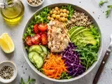 Artikel: Die Zutaten, die Ihre Salate richtig sättigend machen (und den Heißhunger um 16 Uhr verhindern)