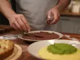 Artikel: Tagesmenü, 15. Juni: köstliche Rhabarber-Streusel-Tarte, Polenta mit Zucchini und laktosefreie Avocado-Brownies