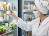 Artikel: Manche Kosmetikprodukte entfalten ihre Wirkung nur dann voll und ganz, wenn sie im Kühlschrank aufbewahrt werden … und fast niemand spricht darüber