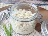 Artikel: Wie stellt man selbst Hüttenkäse her? Das supergünstige Rezept mit nur zwei Zutaten!