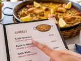 Artikel: Warum servieren viele Restaurants Paella nur für zwei Personen? Die Wahrheit hinter der Angabe „mindestens zwei Personen“