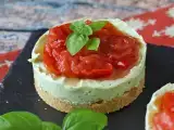 Artikel: Kleine herzhafte Käsekuchen in Einzelportionen: frisch, cremig und einfach zu servieren – für jeden Anlass