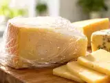 Artikel: Wickeln Sie den Käse bei warmem Wetter nicht in Frischhaltefolie ein: Dieser Fehler fällt sofort auf, und zwar aus folgendem Grund