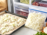Artikel: So lagert man bereits geschnittene Zwiebeln im Gefrierschrank: Der einfache Schritt, der Gerüche und Eisbildung verhindert