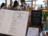 Artikel: 11 psychologische Tricks in Restaurants und Strandbars, die dich dazu bringen, mehr auszugeben – und wie du sie erkennst
