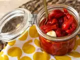 Artikel: Der Trick mit den gerösteten Paprikaschoten, der jeden Sommersalat aufwertet: süßer, saftiger und leichter zu schälen