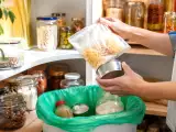 Artikel: Schau noch vor September in deiner Speisekammer nach: Welche angebrochenen Lebensmittel solltest du aus Sicherheitsgründen sofort wegwerfen?