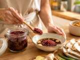 Artikel: Rotes Koji: Die farbenfrohe fermentierte Zutat, die man nach Miso kennen sollte – und warum Köche gerade davon schwärmen