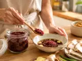 Artikel: Rotes Koji: Die farbenfrohe fermentierte Zutat, die man nach Miso kennen sollte – und warum Köche gerade davon schwärmen
