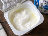 Artikel: Schwimmt Flüssigkeit auf Ihrem Quark? Das bedeutet nicht, dass er abgelaufen ist.