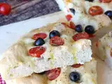 Artikel: Diese dicke Focaccia mit Kirschtomaten und Oliven überzeugt schon allein durch ihren Duft: das Rezept, das man unbedingt ausprobieren sollte