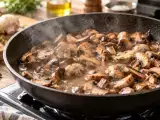 Artikel: Wasserige Pilze in der Pfanne mit matschiger Konsistenz? Der häufigste Fehler beim Braten und der Trick, damit sie schmackhaft und schön gebräunt bleiben