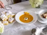 Artikel: Tagesmenü, 9. Oktober: Kürbis-Orangensuppe, Boskop-Apfelkuchen und schwimmende Inseln