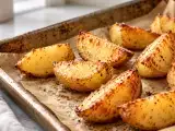 Artikel: Weiche Ofenkartoffeln ohne knusprige Kruste? Der Fehler, der die Bräunung verhindert, und der einfache Schritt vor dem Backen, damit sie außen knusprig und innen weich werden