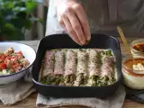 Artikel: Tagesmenü, 6. Oktober 2026: Tomatensalat, grüner Spargel im Schinken-Kartoffelmantel und Eiercreme aus dem Airfryer
