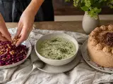 Artikel: Mokka-Torte mit feiner Kaffeenote: ein herbstliches Menü mit Rotkohl und Sauerampfer