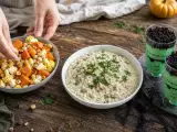 Artikel: Tagesmenü, 29. Oktober: herbstlicher Kürbis-Bohnensalat, cremiges Pilzrisotto und Frankenstein-Creme