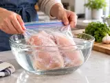 Artikel: Hähnchen noch gefroren? Diese 3 Methoden helfen, wenn das Abendessen schon wartet