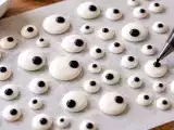 Artikel: Zuckeraugen selber machen: Die einfache Halloween-Deko mit nur 3 Zutaten