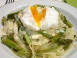 Rezept Tagliatelle mit parmesansahnesauce, grünem spargel und pochiertem ei