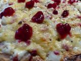 Rezept Tarte flambée mit camembert & preiselbeerkompott