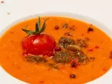 Rezept Tomatensuppe mit rosa pfefferbeeren und mediterranen vollkornbröseln