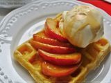 Rezept Waffeln mit karamellisierten äpfeln, vanilleeis und karamellsauce