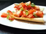 Rezept Lauwarmer tomatensalat auf knusprigem kräuterbaguette