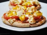 Rezept Vegetarische pita-pizzen mit paprika, tomaten & schafskäse