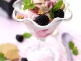 Rezept Buttermilcheis mit keksen und brombeeren von homemade