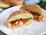 Rezept Mariniertes hähnchensandwich mit krautsalat, tomaten und basilikum