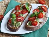 Rezept Toast mit frischkäse, pesto und kirschtomaten