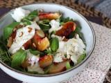 Rezept Süßer und herzhafter salat mit gerösteten pfirsichen, rucola und burrata