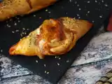 Rezept Pizzabrötchen, gefüllt mit tomatensoße, schinken und mozzarella