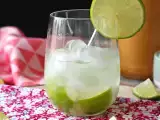 Rezept Zitronen-caipirinha: das brasilianische getränk, das man auch ohne cocktailshaker zubereiten kann