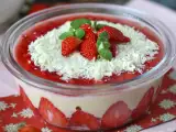 Rezept Pavê de morango, die brasilianische nachspeise aus erdbeeren und kondensmilch, die am besten kalt gegessen wird