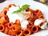 Rezept Nudeln mit stracciatella und cremiger tomate: der erste gang ist in 10 minuten fertig