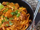 Rezept Udon-nudeln mit hähnchen und einer cremigen thailändischen currysauce