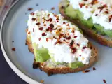 Rezept Toast mit avocado und hüttenkäse mit gewürztem honig