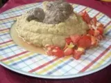 Rezept Hackfleischbaellchen auf kichererbsenpuree + tomatensalat