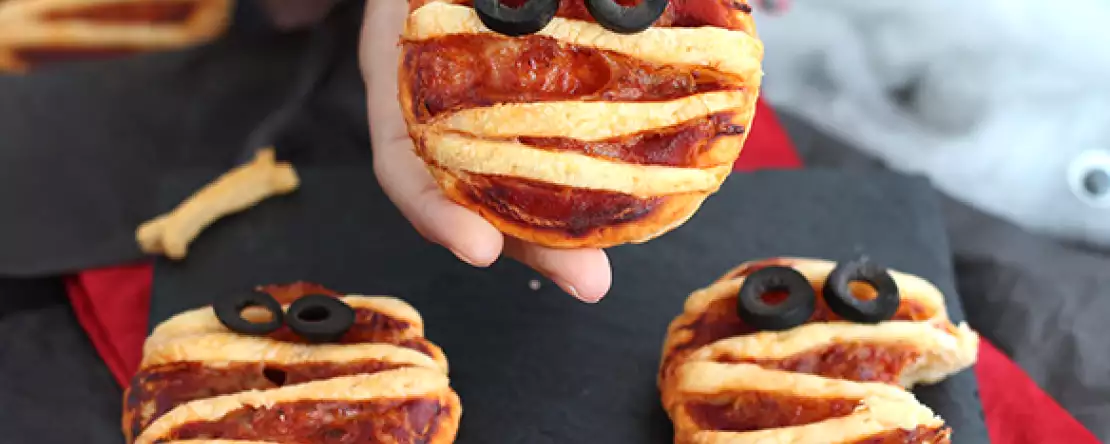 Mumien-pizzen aus blätterteig : einfacher halloween-snack