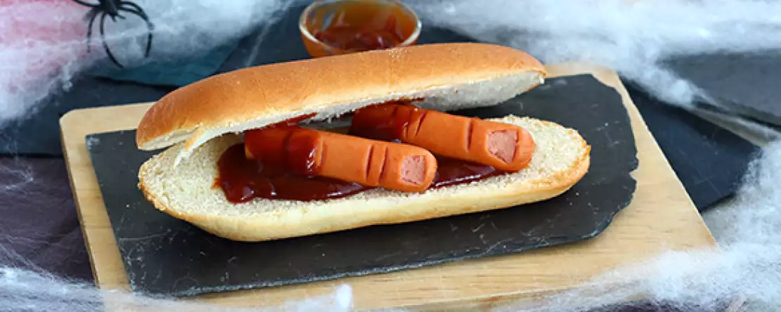 Halloween-hotdogs mit würstchen-fingern : schnell und gruselig