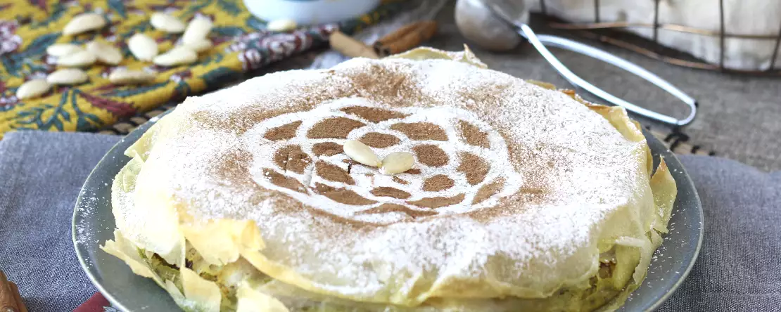 Traditionelles marokkanisches gebäck mit ziegelteig, huhn und gewürzen