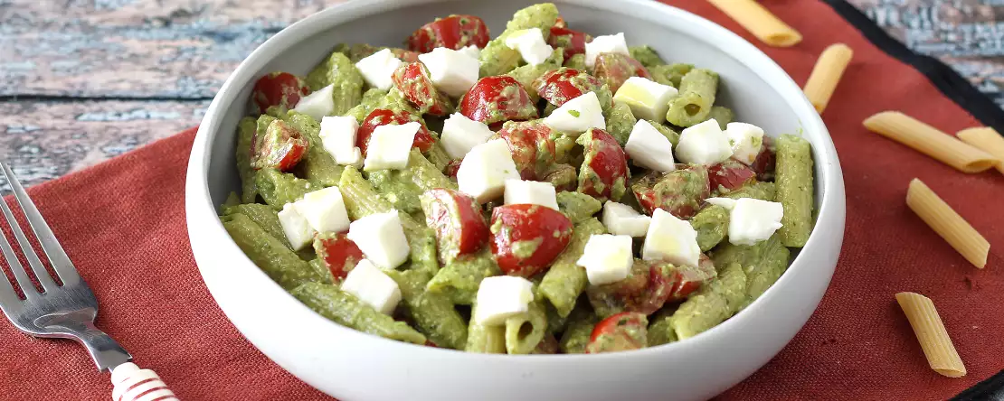 Kalte pasta mit rucola-pesto, kirschtomaten und mozzarella: das frische und schnelle sommerrezept