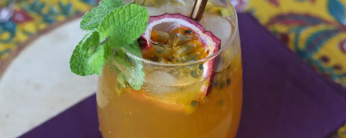 Eistee mit passionsfrucht