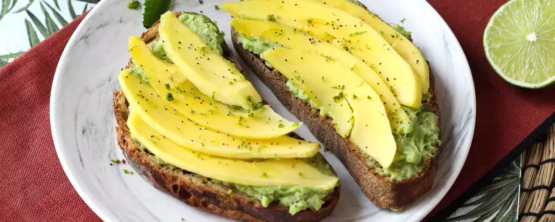 Avocado-toast mit mango und limette: ein frisches, schnelles und leckeres rezept