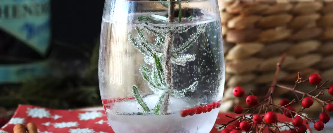 Cocktail mit einem verschneiten tannenbaum im inneren