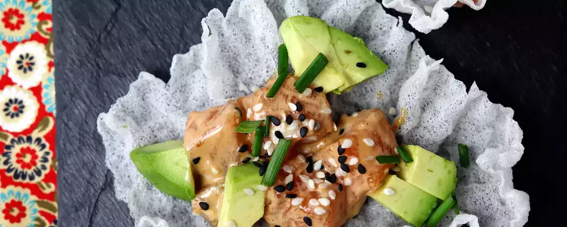 Asiatische tacos: lachstartar in reis-chips
